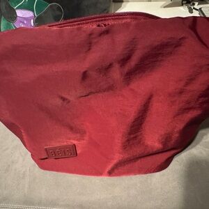 BÉIS Crescent Catchall in Burgundy